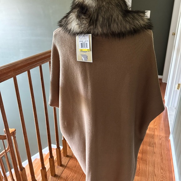 Michael Kors❤️ Sweater Poncho w/Faux Fur Collar~Sz~Med~Dark Carmel Color NWT - Picture 3 of 8